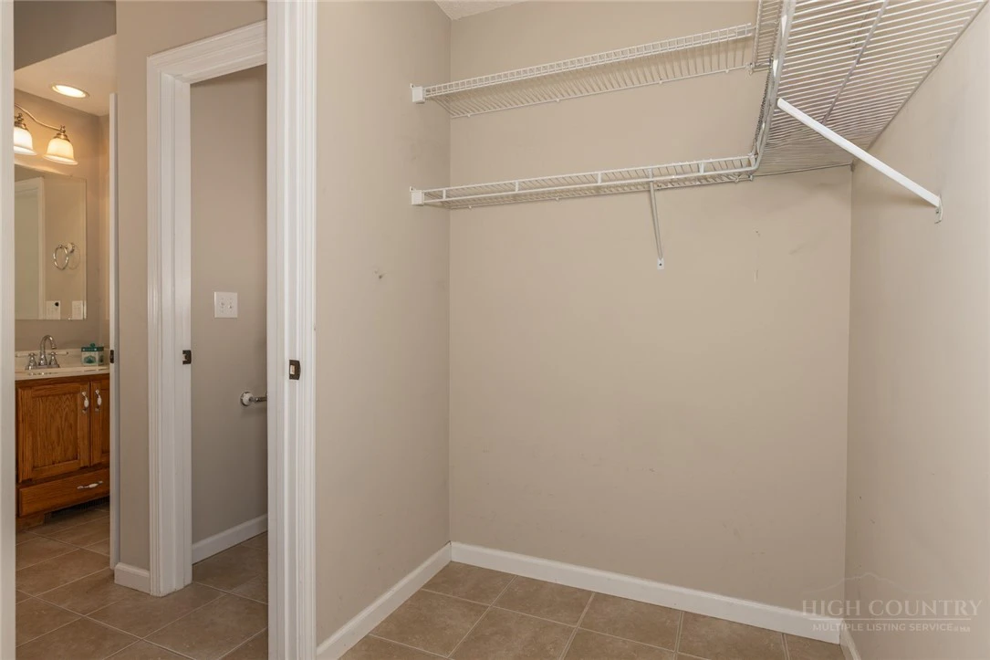 Image number 11 for the current listing