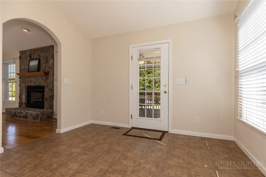 Image number 14 for the current listing