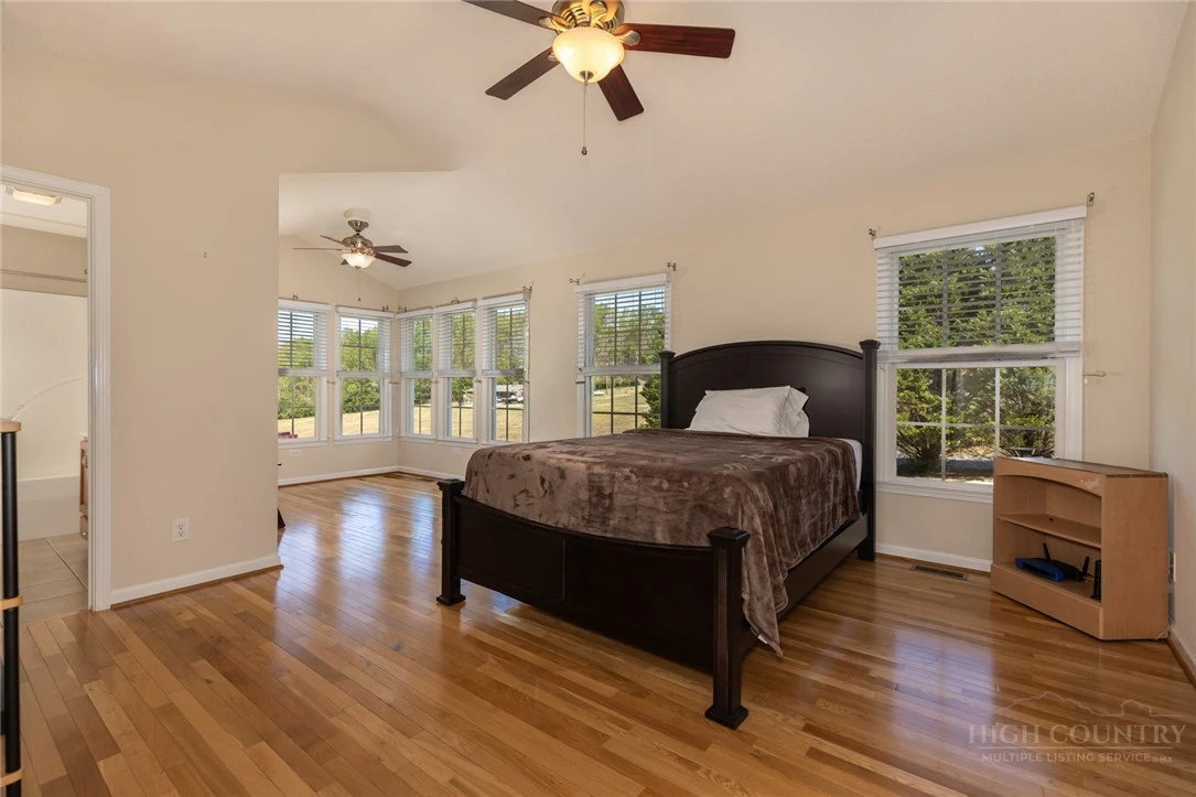 Image number 4 for the current listing
