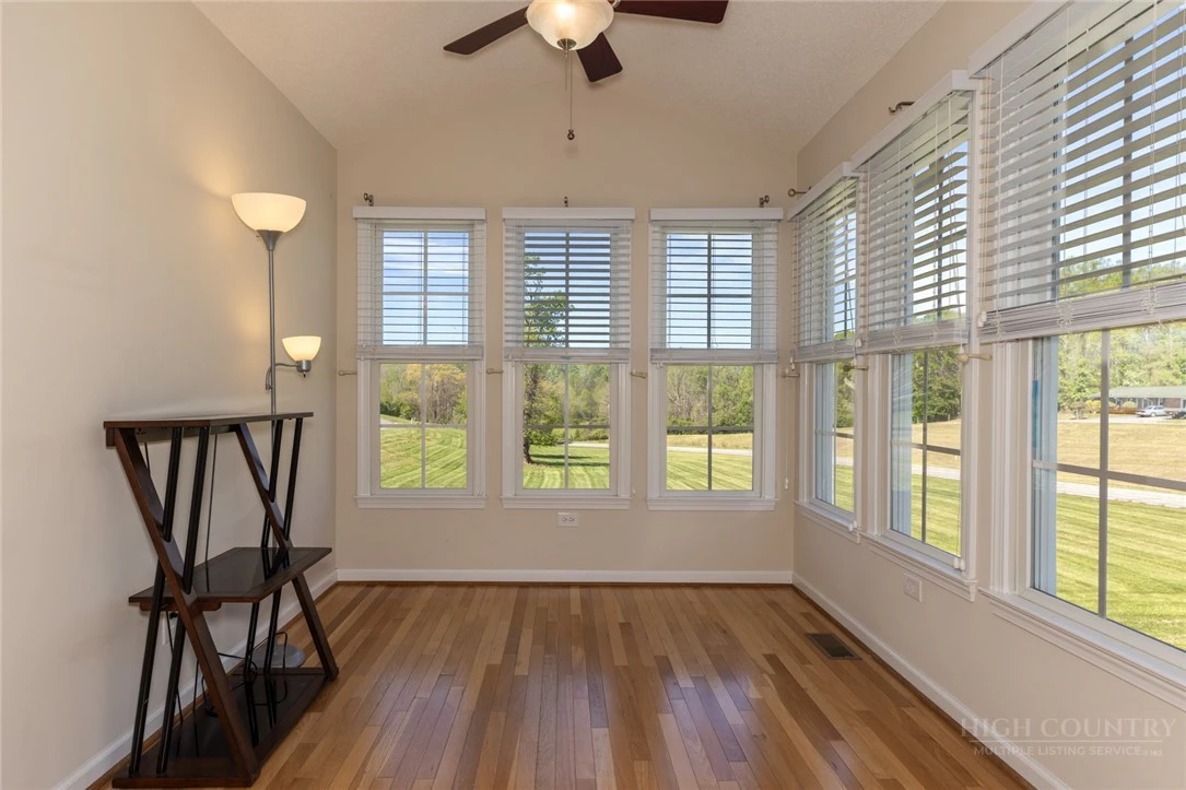Image number 5 for the current listing