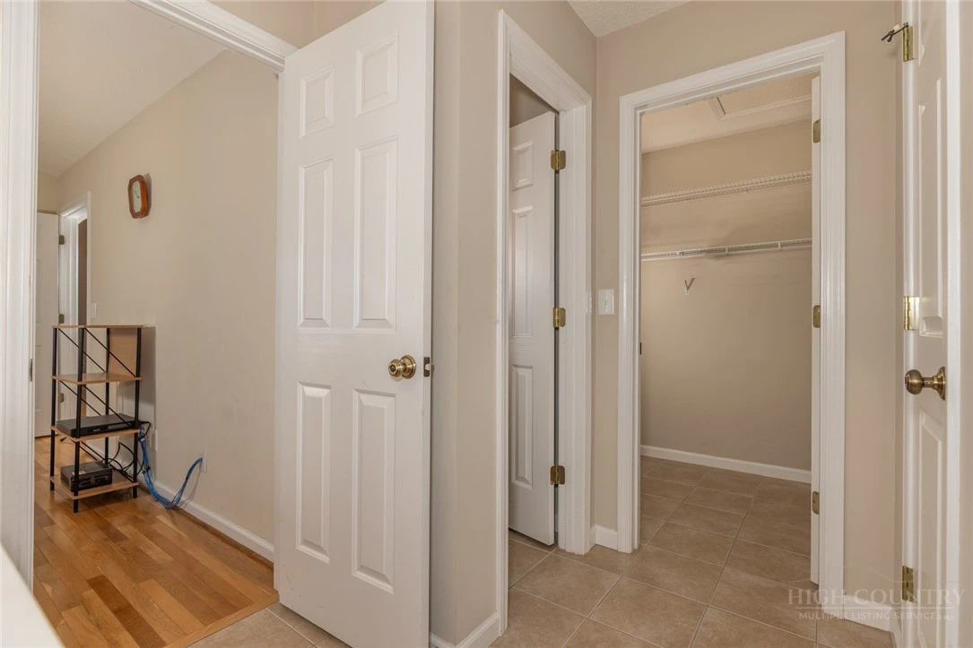 Image number 9 for the current listing