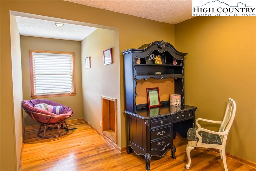 Image number 21 for the current listing