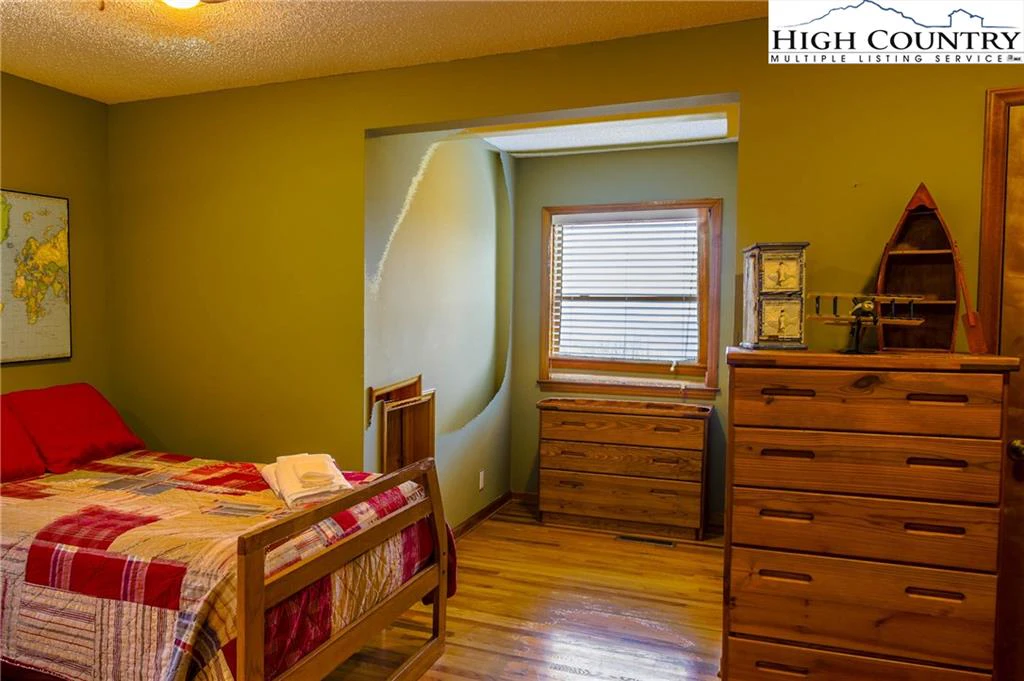Image number 10 for the current listing