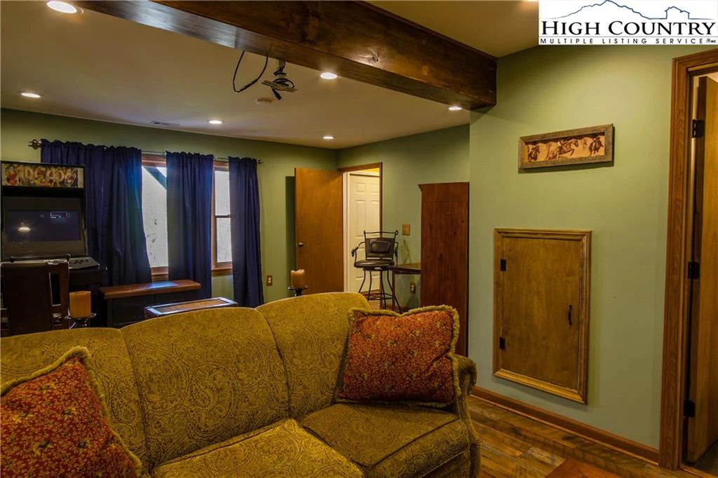 Image number 5 for the current listing