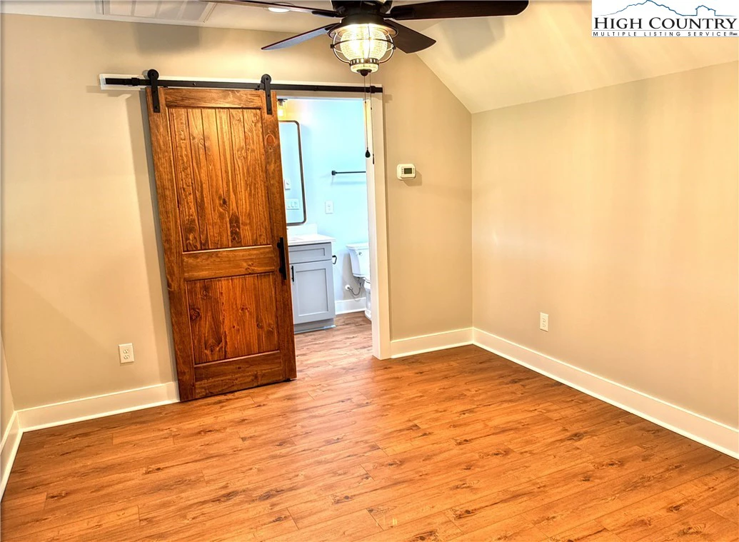 Image number 11 for the current listing