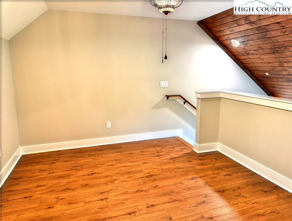 Image number 9 for the current listing