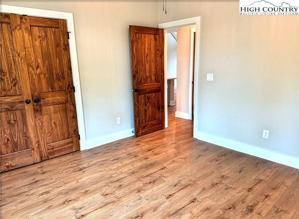 Image number 14 for the current listing