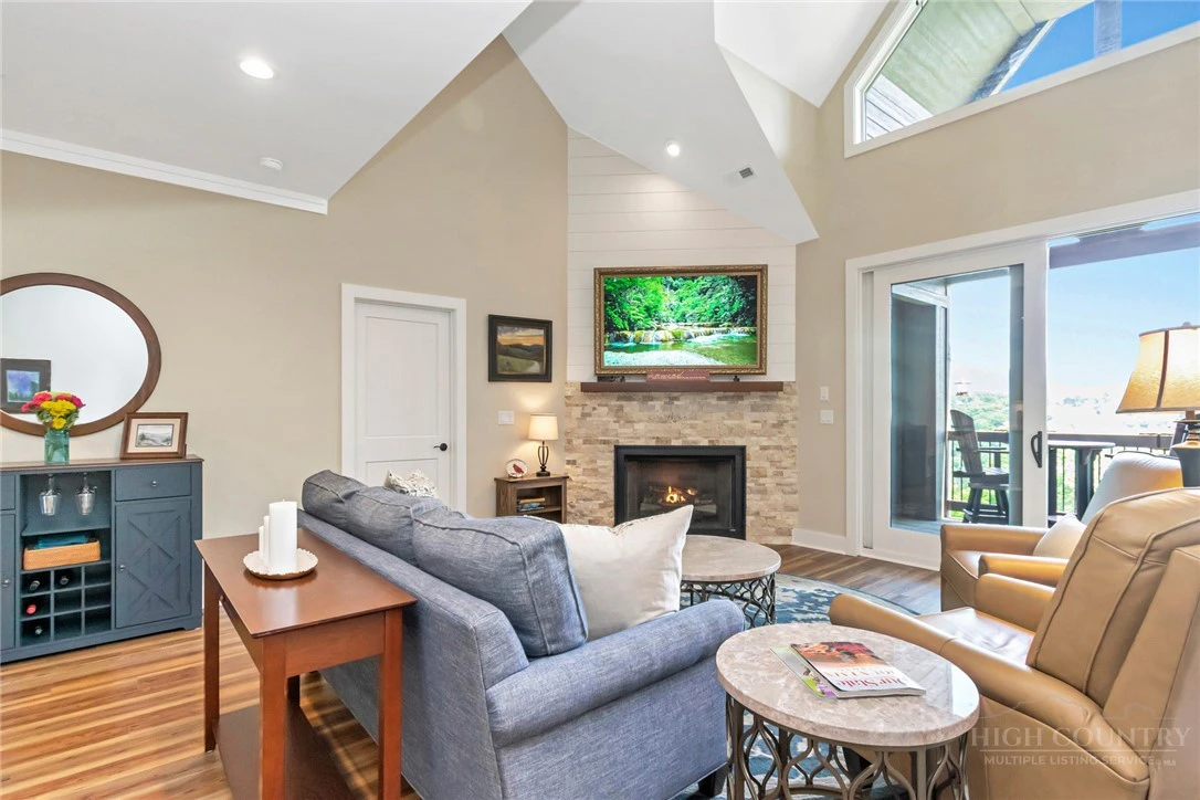 Image number 4 for the current listing
