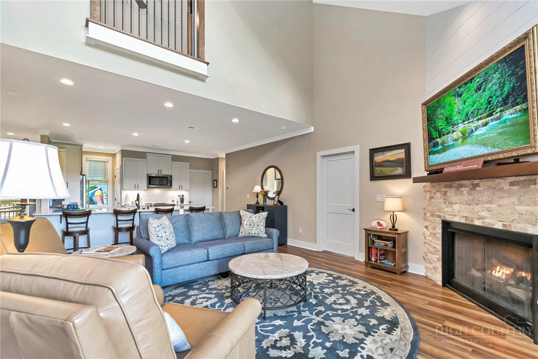Image number 8 for the current listing