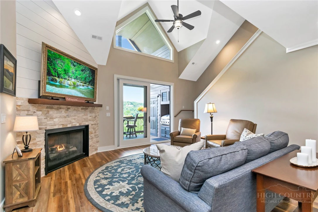 Image number 11 for the current listing
