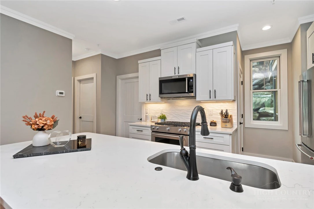 Image number 6 for the current listing