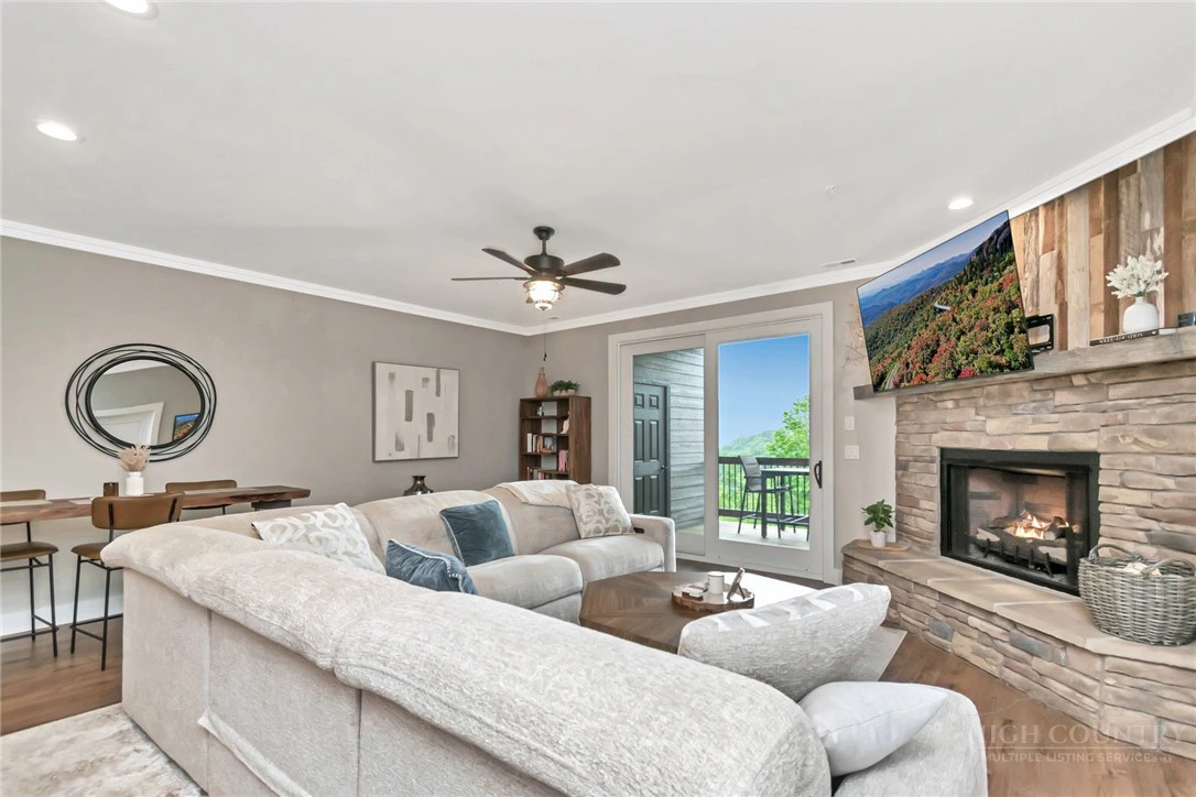 Image number 17 for the current listing