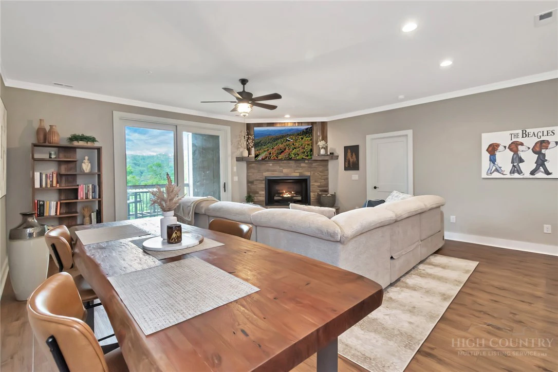 Image number 11 for the current listing