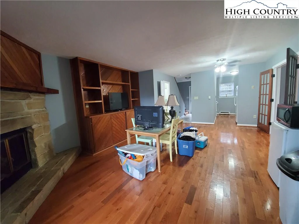 Image number 11 for the current listing