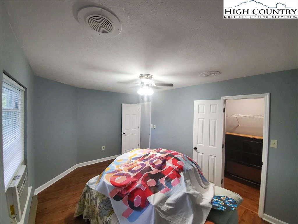 Image number 9 for the current listing