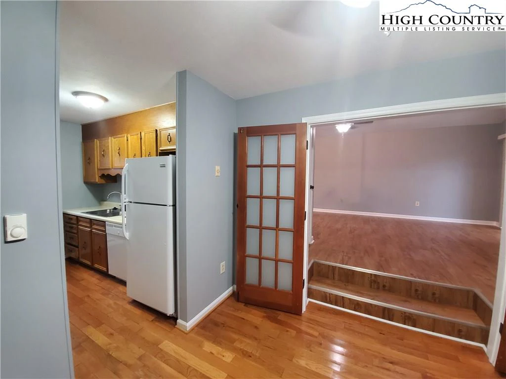 Image number 5 for the current listing