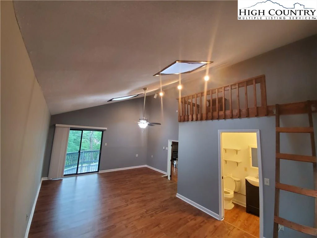 Image number 4 for the current listing