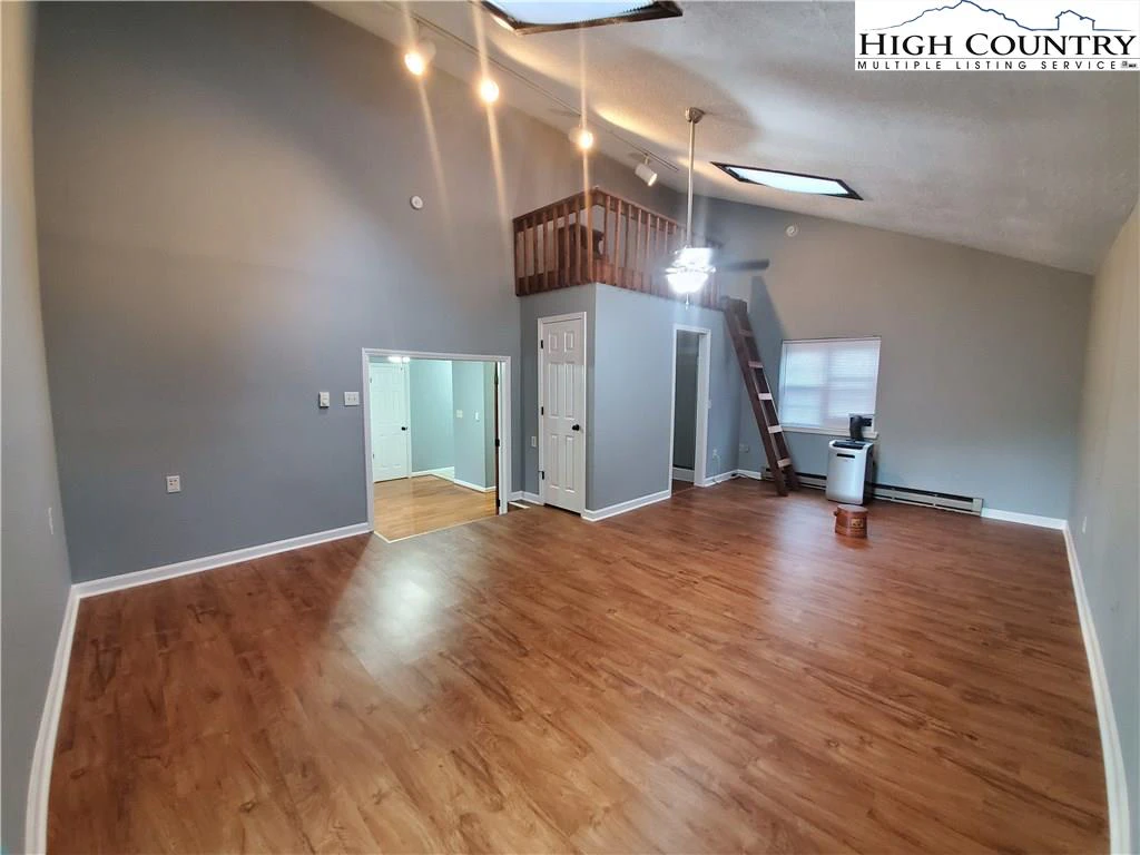 Image number 3 for the current listing