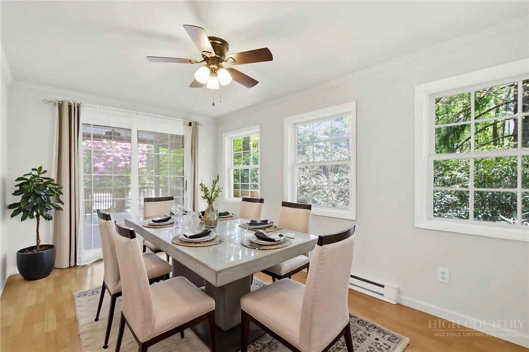 Image number 4 for the current listing