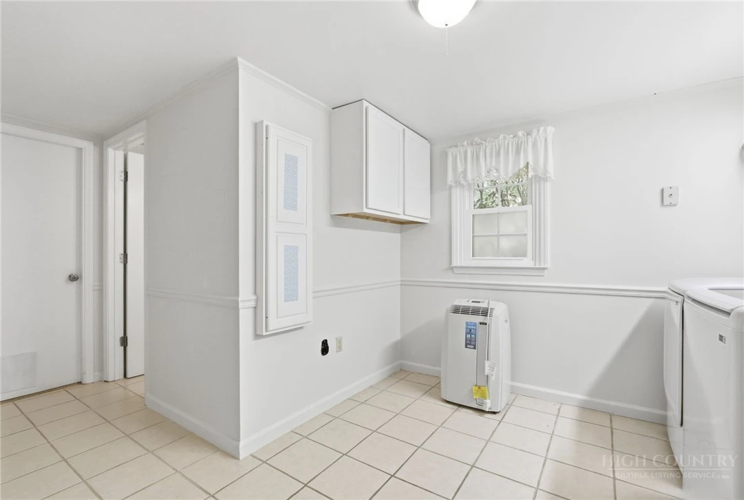 Image number 17 for the current listing