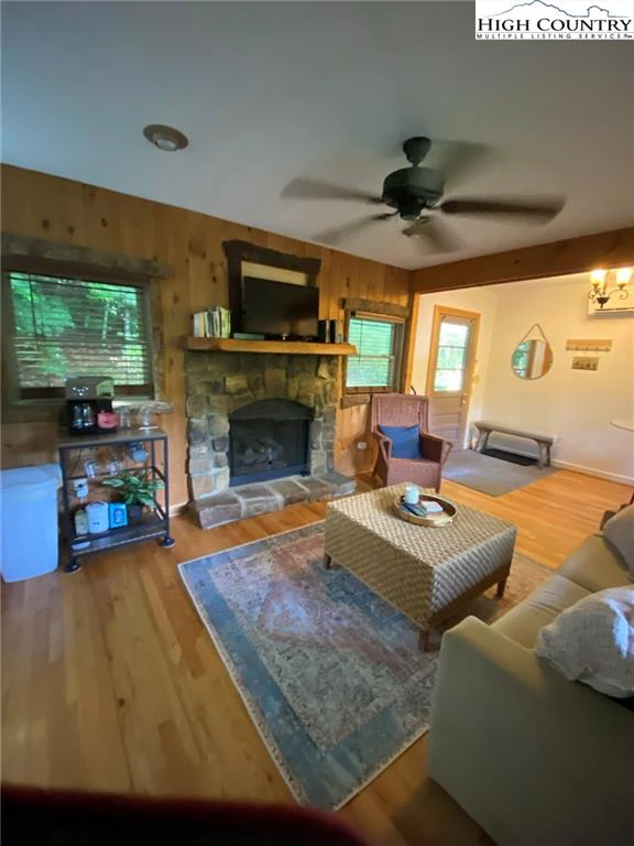 Image number 2 for the current listing