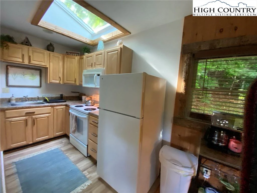Image number 14 for the current listing