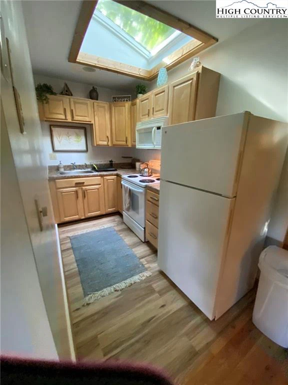 Image number 13 for the current listing