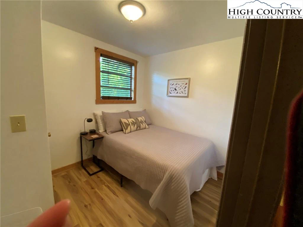 Image number 7 for the current listing