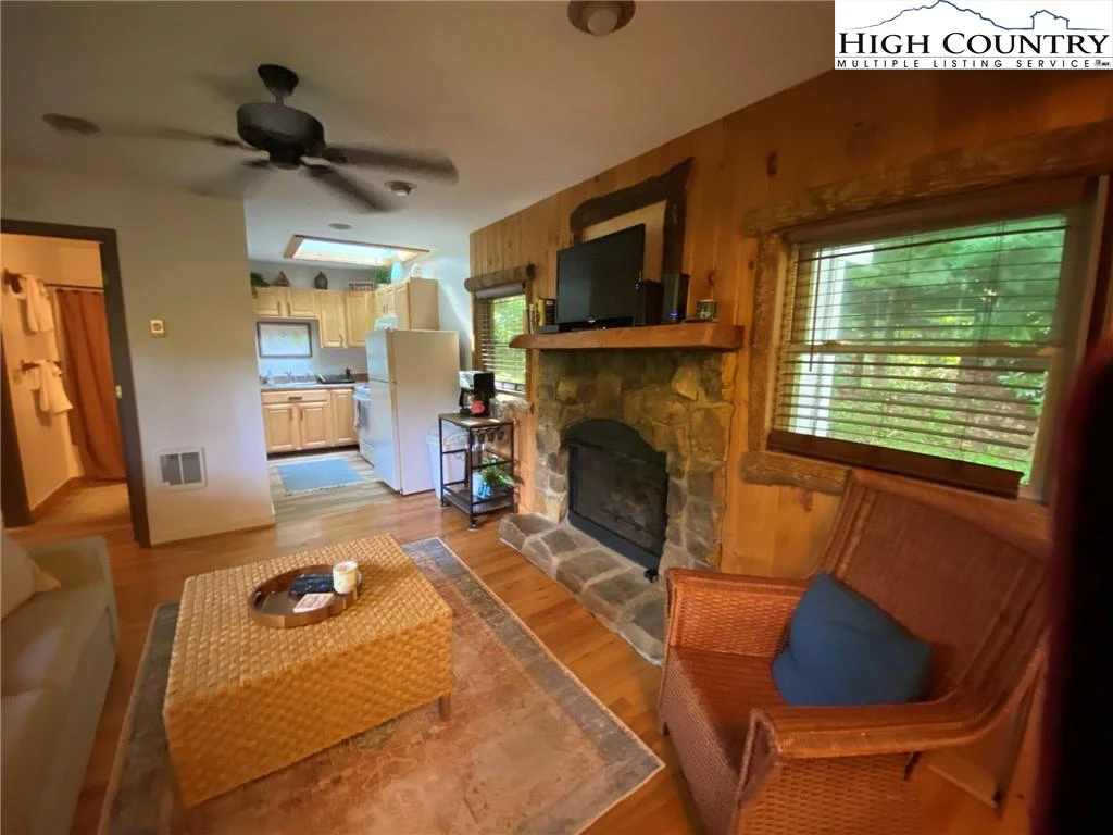 Image number 19 for the current listing
