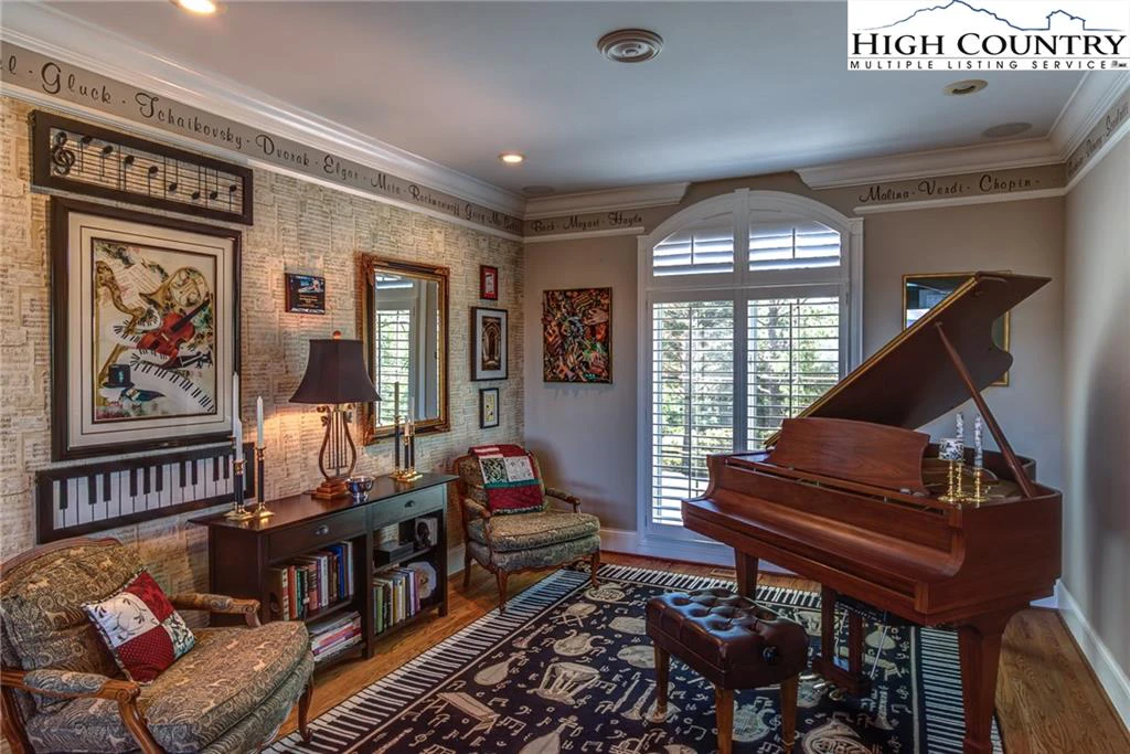 Image number 14 for the current listing