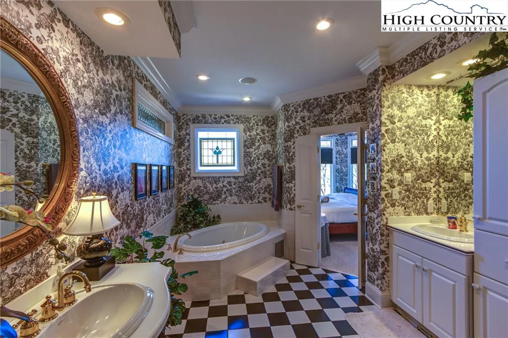 Image number 7 for the current listing