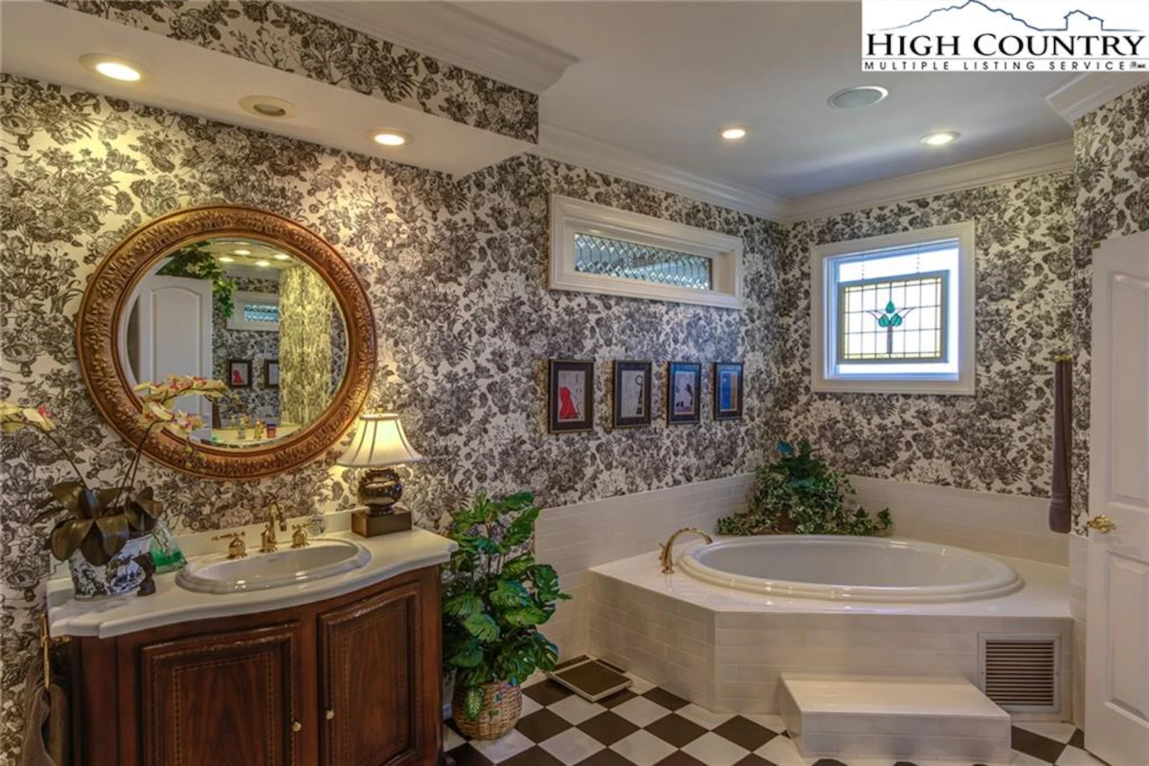 Image number 8 for the current listing