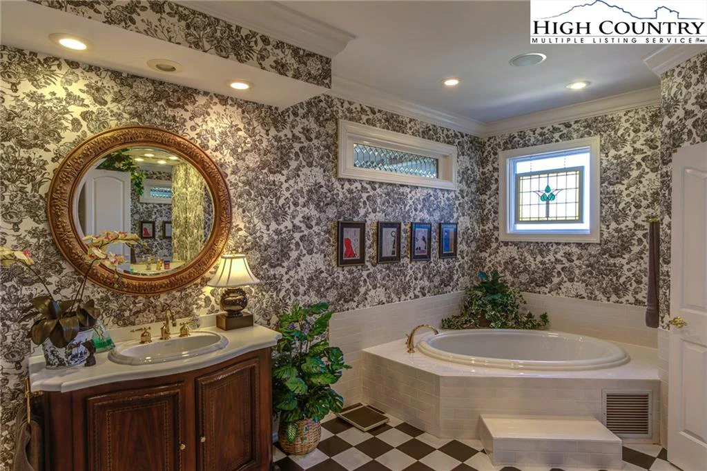Image number 8 for the current listing