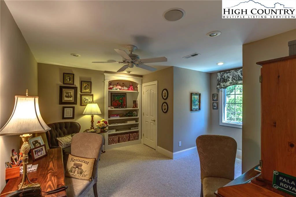 Image number 17 for the current listing