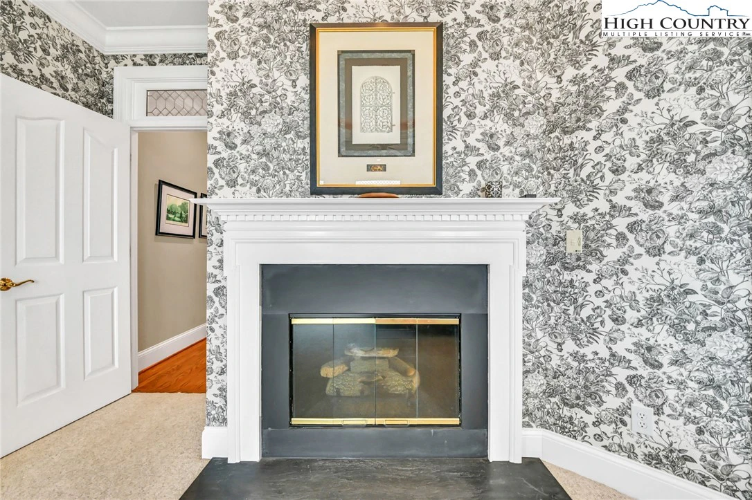 Image number 5 for the current listing