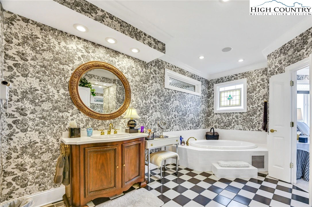 Image number 8 for the current listing