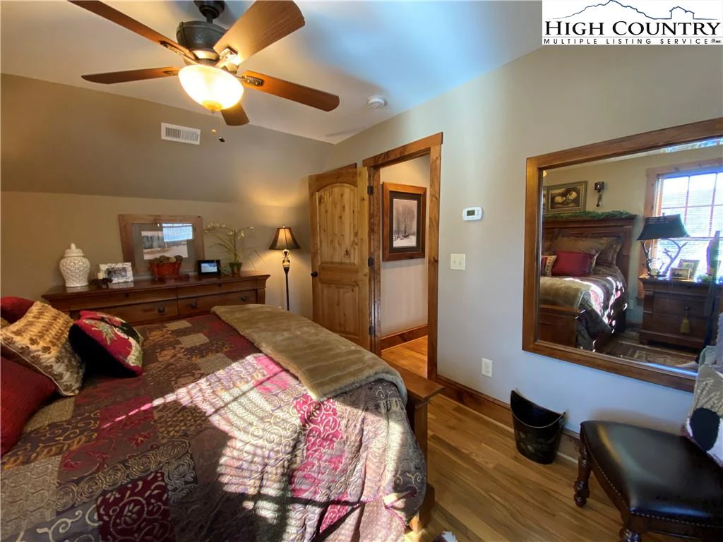 Image number 11 for the current listing