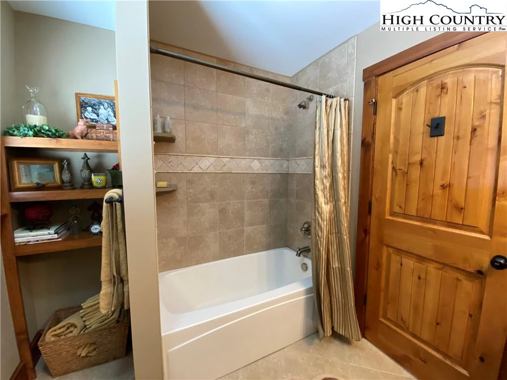Image number 3 for the current listing