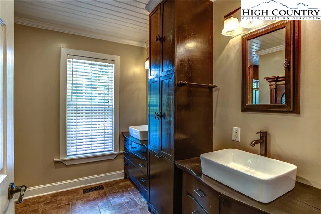Image number 3 for the current listing