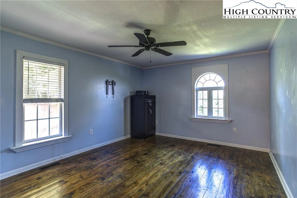 Image number 5 for the current listing