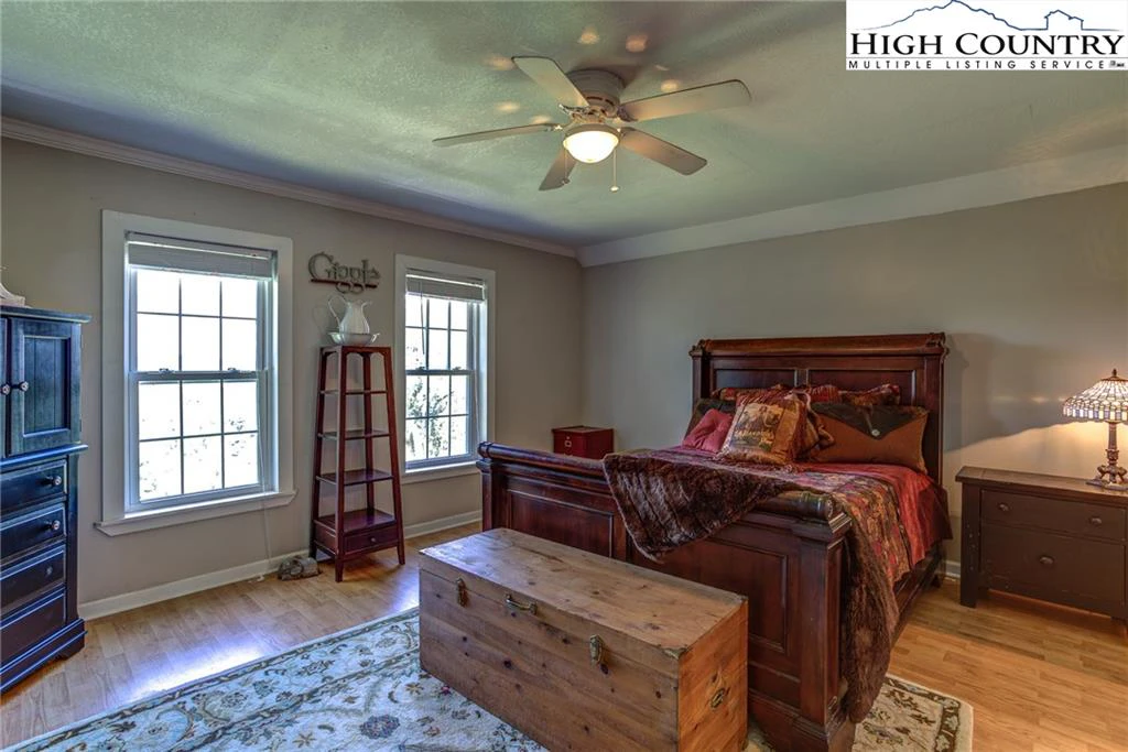 Image number 9 for the current listing
