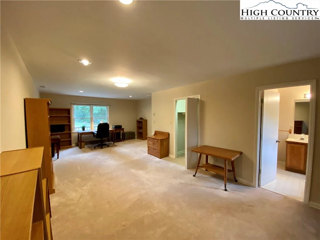 Image number 19 for the current listing