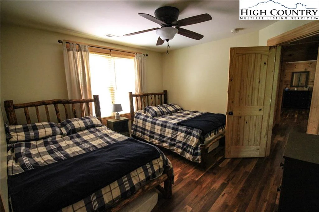 Image number 5 for the current listing