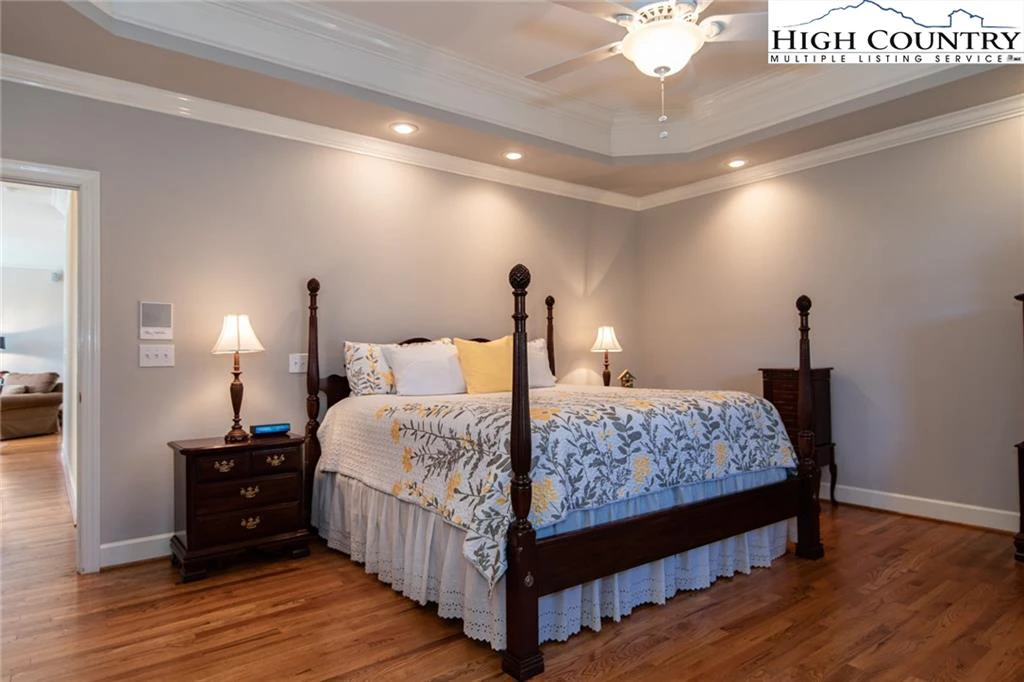 Image number 2 for the current listing