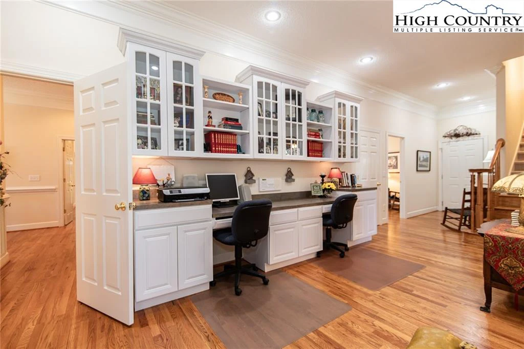 Image number 13 for the current listing