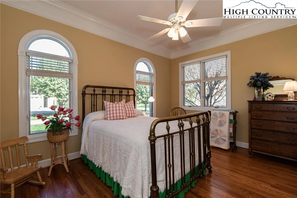 Image number 11 for the current listing