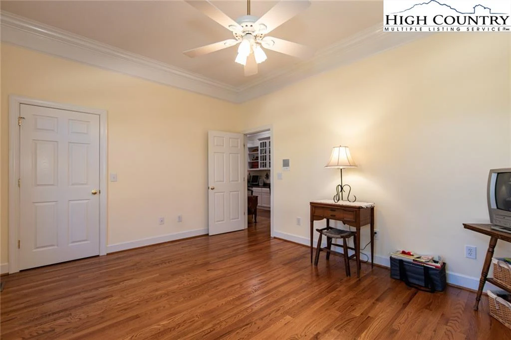 Image number 10 for the current listing