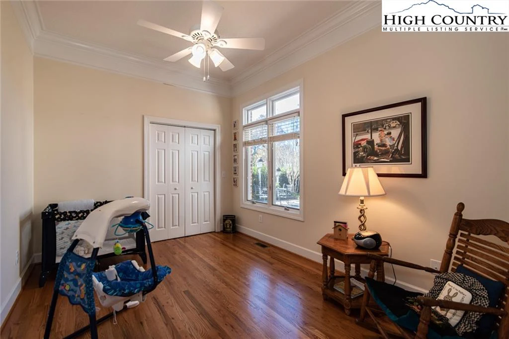 Image number 9 for the current listing