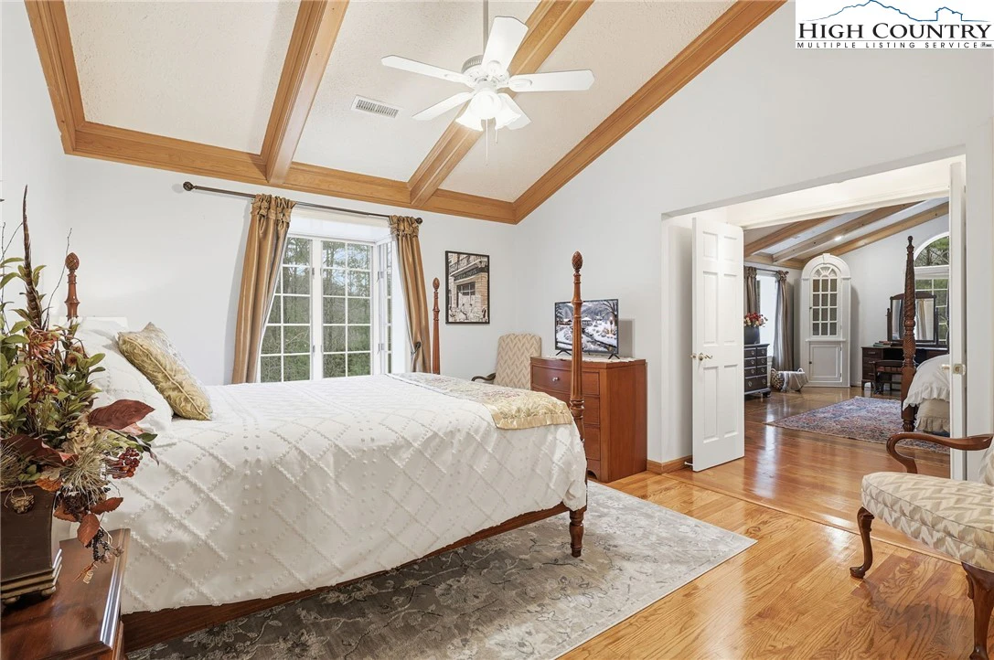 Image number 14 for the current listing