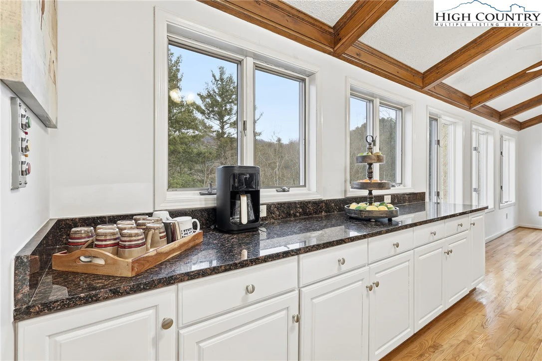 Image number 9 for the current listing